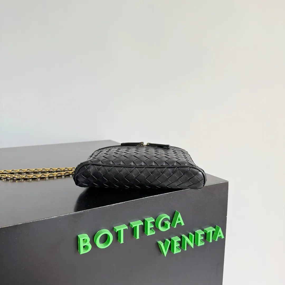 Batch 1480 BOTTEGA VENETA2025 new women's small Soft Vanity cosmetic bag, using the classic Intrecciato weaving technique, inheriting the classics, the ring buckle design 😎 The light metal chain gives you a high-end sense of matching, the chain is removable, and it can be used as a handbag ~ An elegant small bag that is perfect for participating in events. The overall body of the bag is as soft as marshmallow and can be easily kneaded, showing the strong toughness and high-end feel of the leather. The touch of sheepskin is so amazing. It is so healing when pinched! I have absolutely no resistance to small bags! ! ! Style number: 843800 Color: black Size: 19*14*3cm